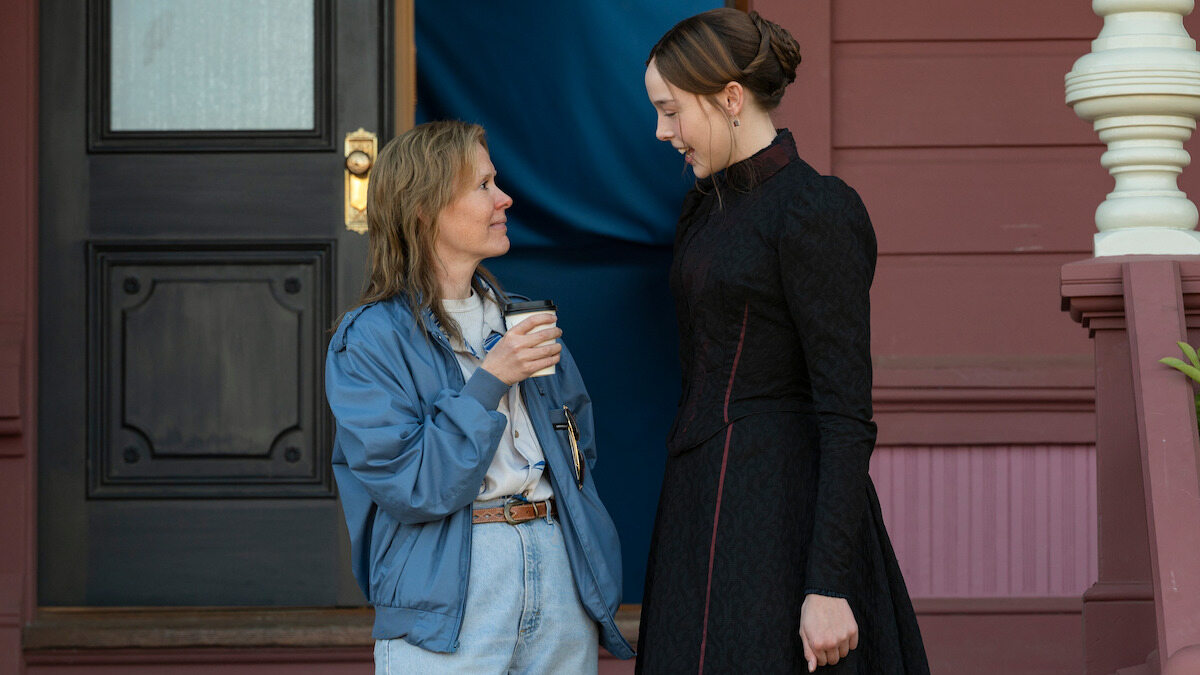 Sarah Paulson als Aileen Wuornos spreekt bij het Borden-huis met de B&B-beheerder in Monster: The Lizzie Borden Story.