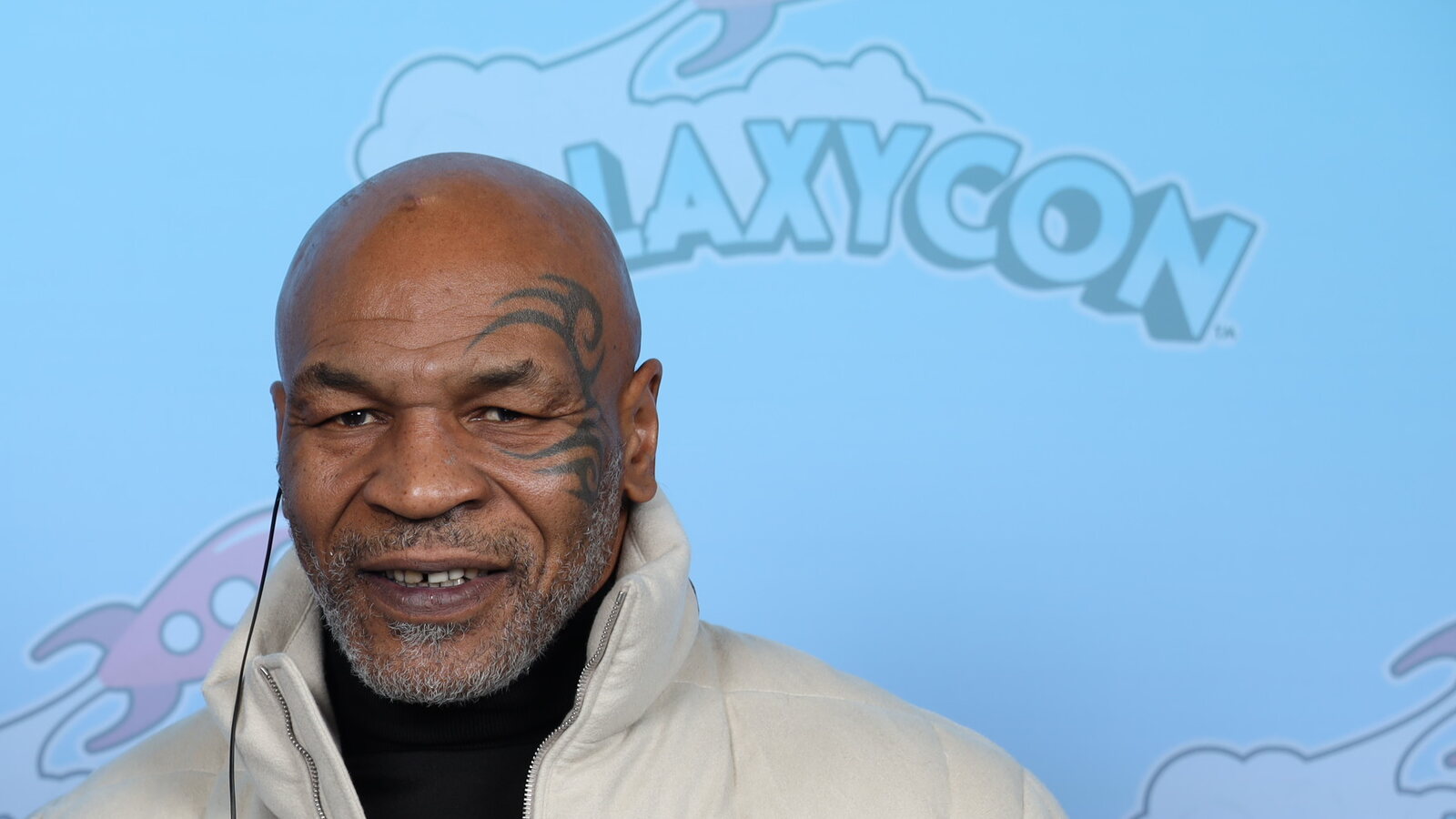 Mike Tyson op een archieffoto van GalaxyCon in 2023, met zijn gezichtstatoeage zichtbaar; geen beeld uit de Netflix-docuserie.